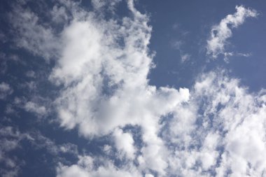 Kabarık bulutlu parlak mavi arkaplan dokusu