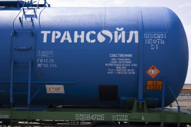 Kant, Kırgızistan 2021 - 24 Haziran 2021 - Demiryolu şirketinin petrol tankı vagonlarıyla dolu yük treni. 