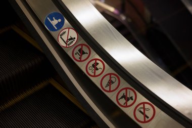 Yürüyen merdivende uyarı işaretleri, kapatın 