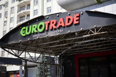 Bishkek, Kırgızistan Jule 04, 2021: ikili opsiyon logosu kapat. Seçenek kavramında ticaret ve yatırım.  