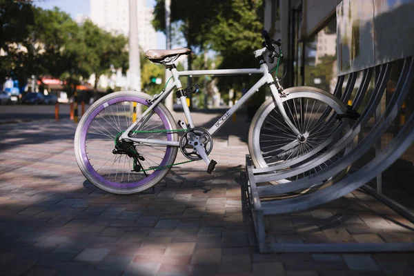 自行车停放在自行车停车场 储存和安全概念 — 图库照片