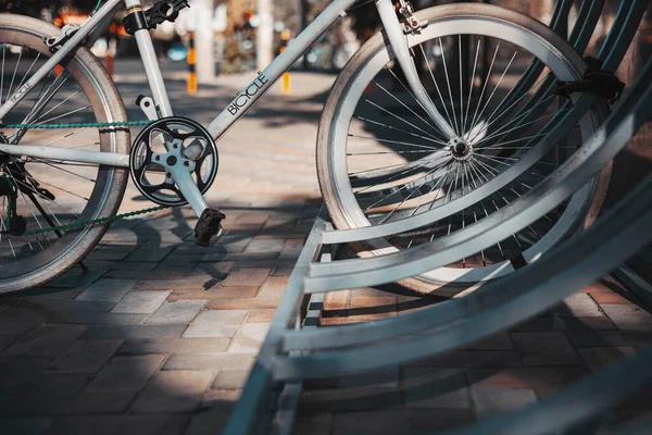 Κλειδωμένο Ποδήλατο Στο Πάρκινγκ Ποδηλάτων Έννοια Της Μεταφοράς Της Αποθήκευσης — Φωτογραφία Αρχείου