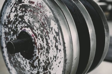 Spor geçmişi. Kas pompalamak için halter yakın çekim 