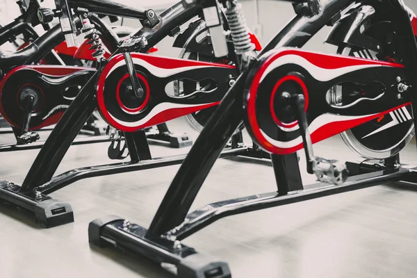 Clube Fitness Com Bicicletas Treino Perto — Fotografia de Stock