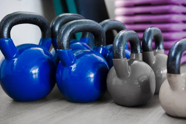 Equipamento Levantamento Peso Equipamento Musculação Vários Kettlebells Ferro Chão — Fotografia de Stock