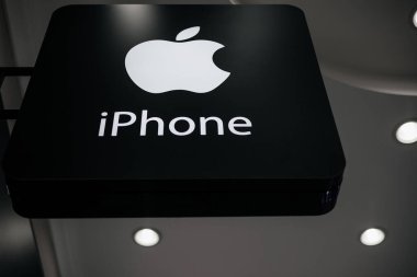 Bishkek, Kırgızistan - 17 Temmuz 2021: Apple mağazasının elma ışığı logosu. Alt görünüm . 