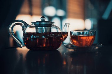 Bir kafede, cam çaydanlıkta böğürtlen çayı. Kapat. 