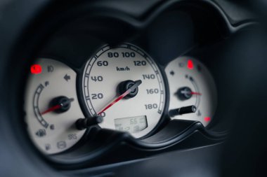 Arabanın iç gösterge paneli detayları. Speedometr yakın çekim. Yumuşak odak 