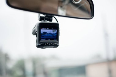 Araba video kaydedicisi (araba tire kamerası). Arabada aynanın altında video kaydedici. 