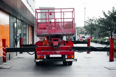 Kırmızı Teleskopik asansör vagonu. Arka plan 