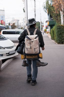 Sırt çantasında botları olan gezgin turist. Arka plan 