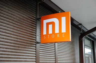 Bishkek, Kırgızistan - 27 Ağustos 2021: Xiaomi market logosu Bishkek 'te. Xiaomi, merkezi Pekin 'de bulunan akıllı telefonlar, uygulamalar, tüketici elektroniği üreten bir Çin elektronik şirketi..