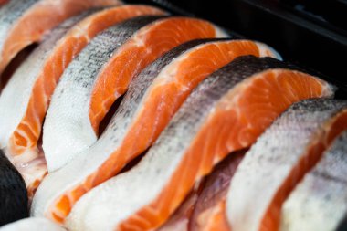 Taze çiğ somon balığı filetosu. 