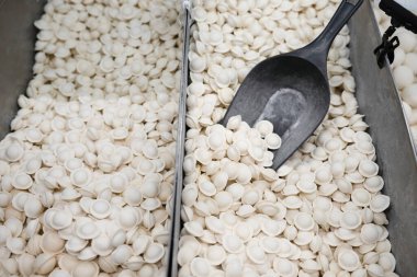 Dondurucuda etli dondurulmuş çiğ hamur köftesi. Geleneksel Rus mutfağı, yarı bitmiş ürünler..