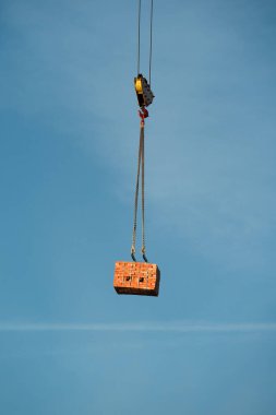 Mavi Gök 'e Karşı Tuğla Yığını. Dikey çekim .