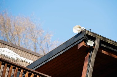 Çatıdaki hoparlör, alarm sireni. Boşluğu kopyala