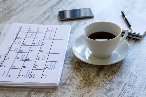 Überprüfung der monatlichen Aktivitäten im Kalender — Stockfoto