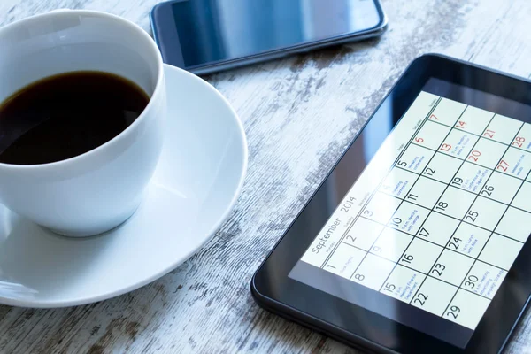 Maandelijkse activiteiten controleren in de agenda van de Tablet PC — Stockfoto