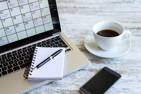 Kontrollera månatliga aktiviteter i kalendern i laptop — Stockfoto