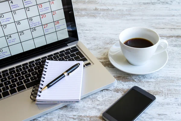 Überprüfung der monatlichen Aktivitäten im Kalender auf dem Laptop — Stockfoto