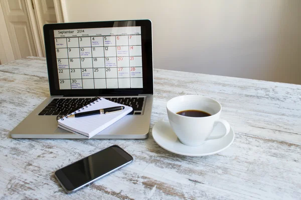 Kontrollera månatliga aktiviteter i kalendern i laptop — Stockfoto