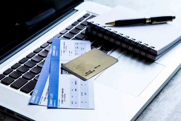 Comprar billetes de avión en un ordenador portátil —  Fotos de Stock