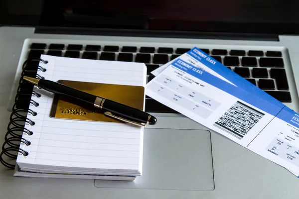 Comprar billetes de avión en un ordenador portátil — Foto de Stock