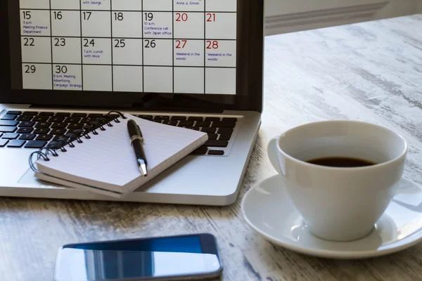 Controllo delle attività mensili nel calendario nel computer portatile — Foto Stock