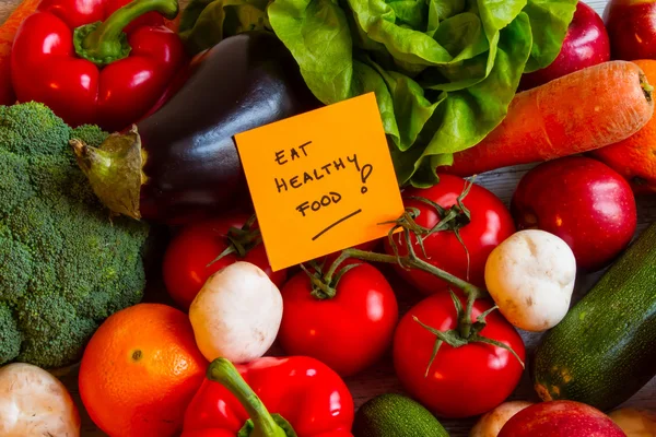 Comer alimentos saudáveis — Fotografia de Stock