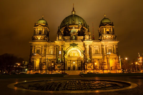 Berliner Dom nachts — Stockfoto