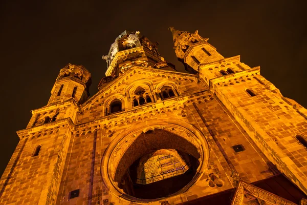 Denkmal kaiser wilhelm kirche bei Nacht — Stockfoto