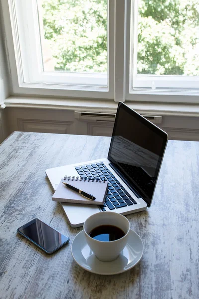 Lavorare con una tazza di caffè vicino alla finestra — Foto Stock