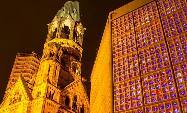Denkmal kaiser wilhelm kirche bei Nacht — Stockfoto