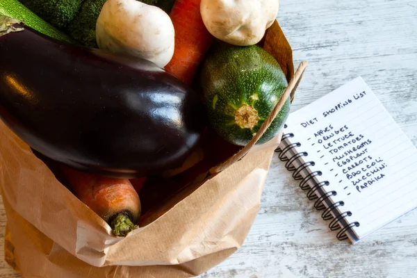 Compra de legumes e frutas — Fotografia de Stock