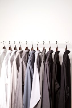 birkaç gömlek bir askı