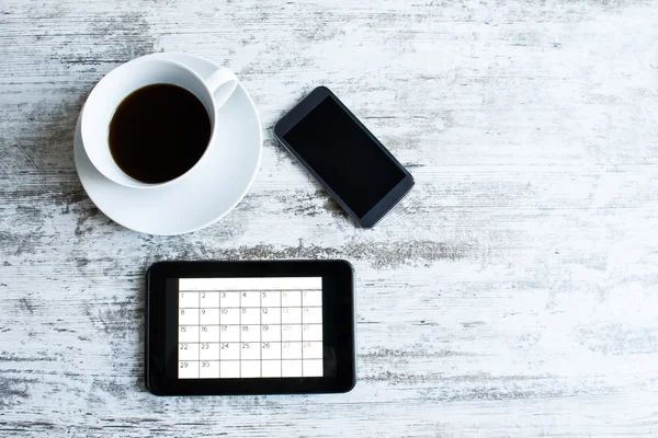 Vérification des activités mensuelles dans le calendrier de la tablette — Photo