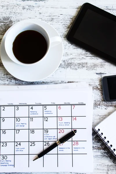 Überprüfung der monatlichen Aktivitäten im Kalender — Stockfoto