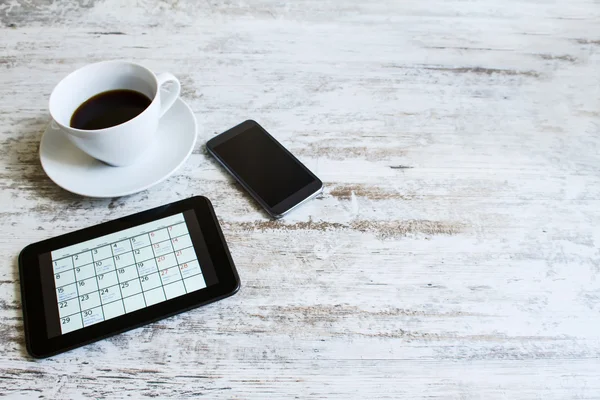 Comprobación de actividades mensuales en el calendario en la tableta — Foto de Stock