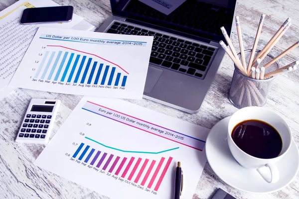 Analyzing graphics with evolution exchange rate euro dollar — Stock Photo, Image