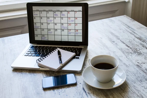 Verificação de atividades mensais no calendário no laptop — Fotografia de Stock