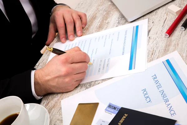 Filling a Travel insurance claim form — Stock Photo, Image
