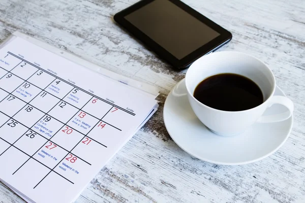Kontrollera månatliga aktiviteter i kalendern — Stockfoto