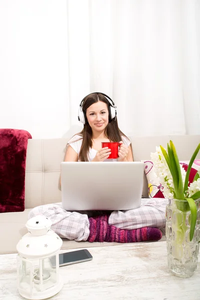 Écoute de musique à la maison avec le portable — Photo