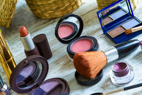 Make-up voorwerpen op een rustieke achtergrond — Stockfoto