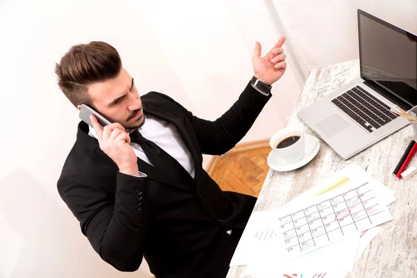 Empresário verificando compromissos no calendário e falando por — Fotografia de Stock