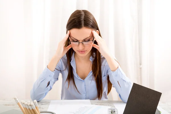 Dolor de cabeza mientras tanto trabajando — Foto de Stock