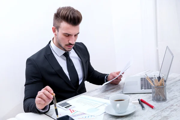 Zakenman werken op kantoor — Stockfoto