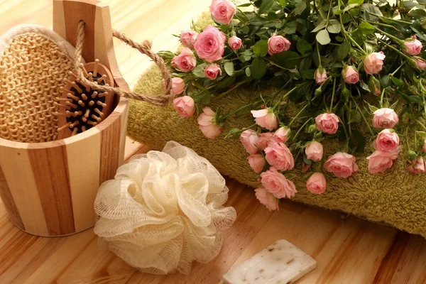Růže, ručníky a lázeňské příslušenství — Stock fotografie