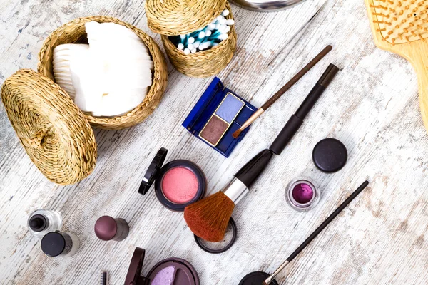 Make-up voorwerpen op een rustieke achtergrond — Stockfoto