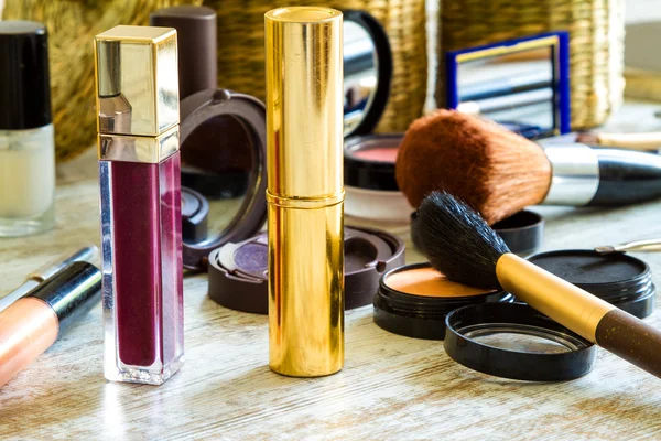 Make-up voorwerpen op een rustieke achtergrond — Stockfoto